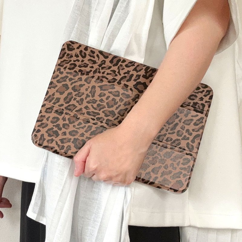 Notebook iPad case with pen compartment - Leopard pattern - Soft case type - เคสแท็บเล็ต - หนังเทียม สีนำ้ตาล