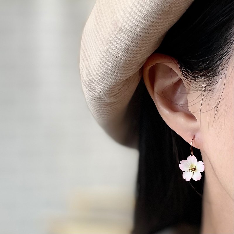 Custom-made clay cherry blossom earrings with pure silver earrings and ear hooks - ต่างหู - ดินเหนียว สึชมพู