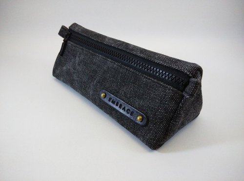 EMBRACE . 恩柏斯 【客製化禮物】三角帆布收納包/文具袋/加厚/深灰色-免費烙印名字