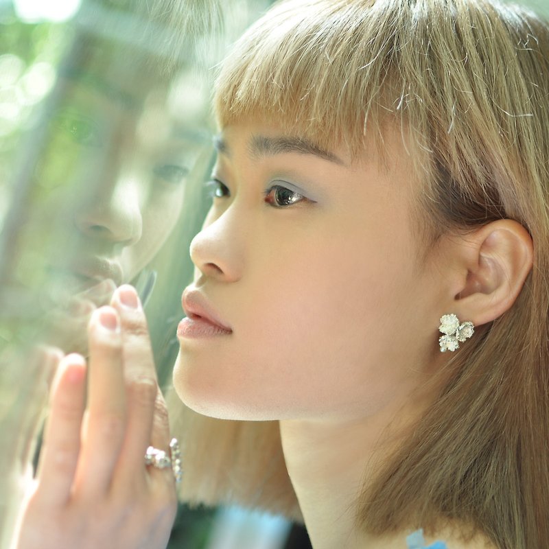 Flower pearl earrings/ Flower pearl earrings - ต่างหู - เงินแท้ สีเงิน