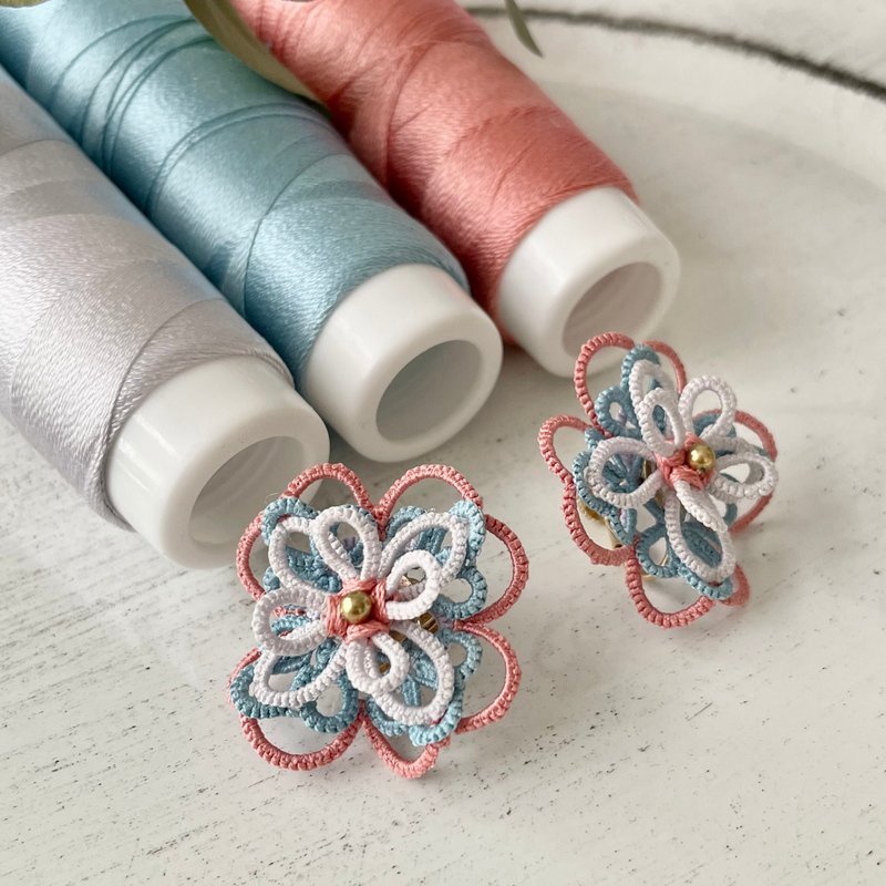 KiZuNa〜luire〜silk thread〜celadon blue, haze, and akebono color lace earrings - ต่างหู - ผ้าไหม หลากหลายสี