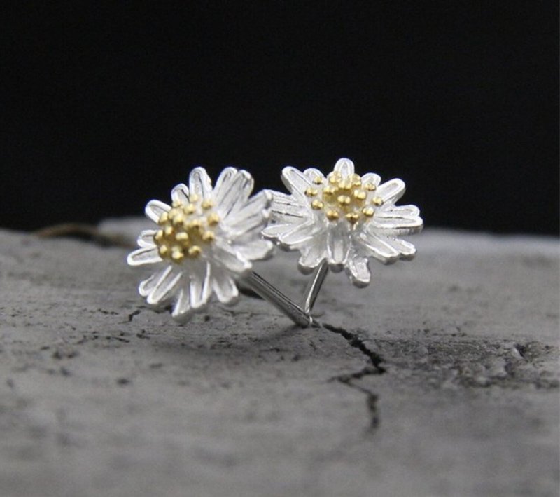 Genuine S925 Sterling Silver Daisy Flower Studs Earrings for Women Handmade - 耳環/耳夾/耳骨夾 - 純銀 銀色