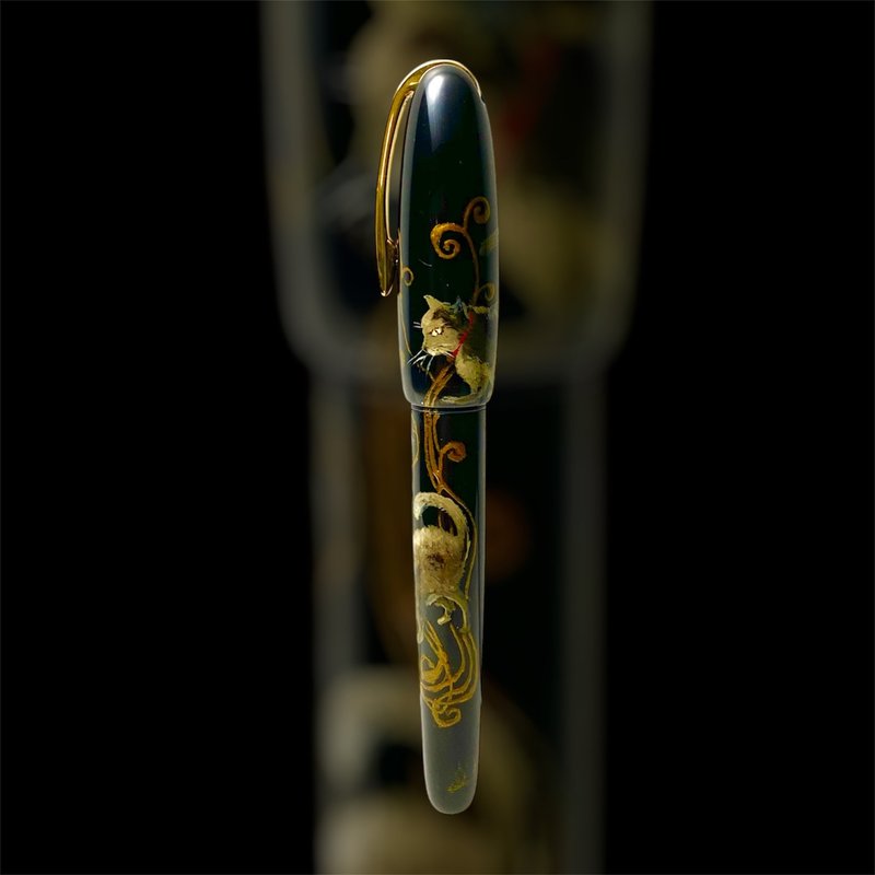 3952 Lao Shanyang - Natural Lacquer Painted Pen KAVALAN Home with a Spirit Cat Two-Tone Steel Nib Fountain Pen - ปากกาหมึกซึม - วัสดุอื่นๆ 