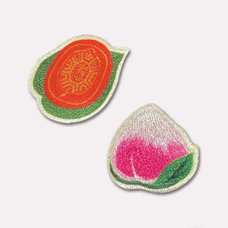 Red turtle cake and longevity peach dual-use embroidery patch/Taiwan souvenir/Taiwanese specialty gift - เข็มกลัด/พิน - งานปัก หลากหลายสี