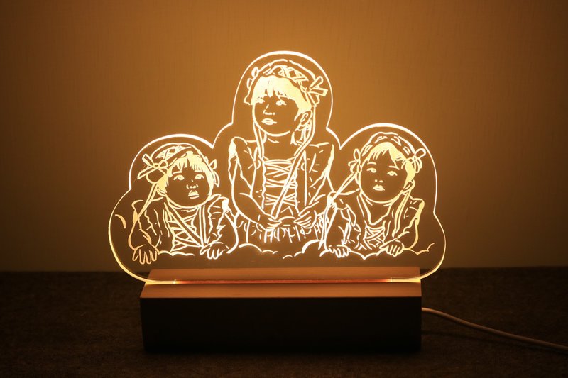 Like-face painted night light—customized night light like-face painted Acrylic with laser-engraved text on the wood base - โคมไฟ - อะคริลิค สีทอง