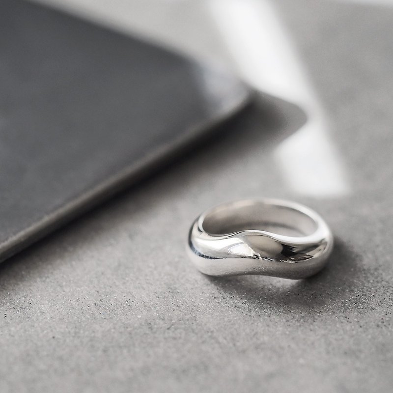 Bold Distorted Ring Silver 925 - แหวนทั่วไป - โลหะ สีเงิน