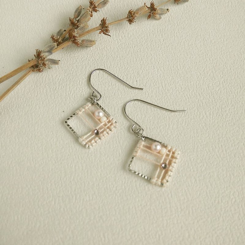 Macrame square 镂 space pattern earrings can be changed ear clip type pink orange knots elegant city - Earrings & Clip-ons - Cotton & Hemp Khaki