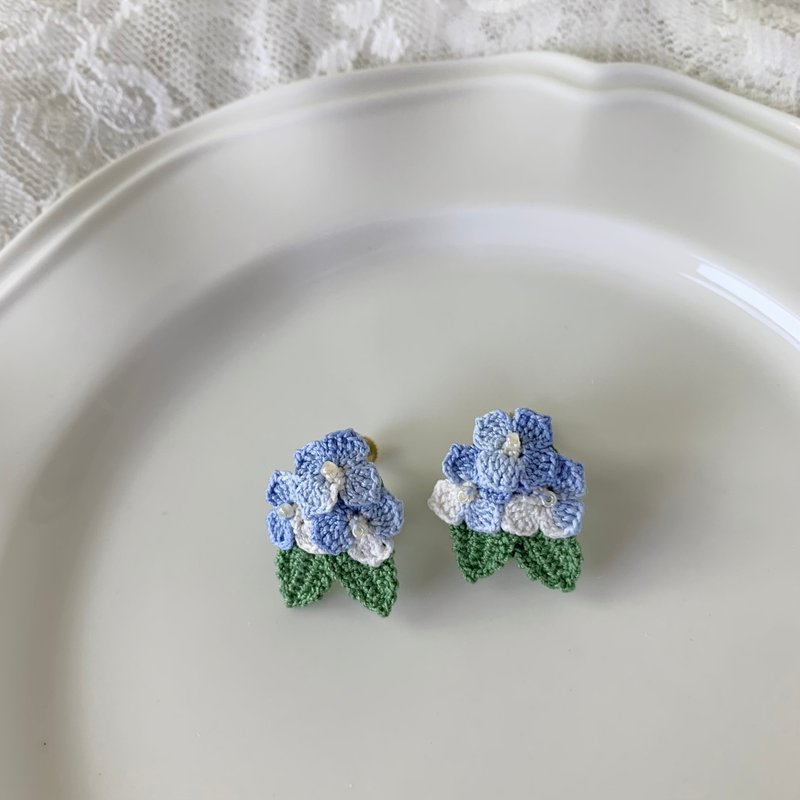 Blue hydrangea earrings with 3 flowers - ต่างหู - งานปัก สีน้ำเงิน