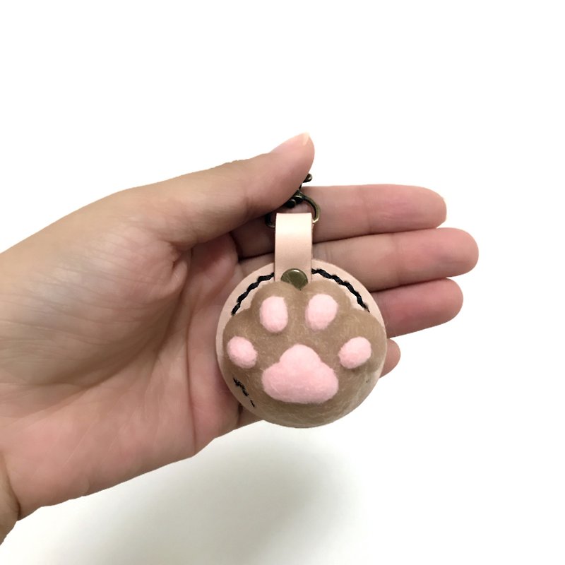 拳頭貓咪肉球-米克斯貓咪-皮革羊毛氈鑰匙圈-免費鋼印10個英文 - 鑰匙圈/鑰匙包 - 羊毛 卡其色