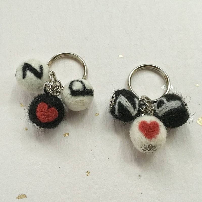 Customized name key ring Valentine's Day gift hand-made wool felt - ที่ห้อยกุญแจ - ขนแกะ สีดำ