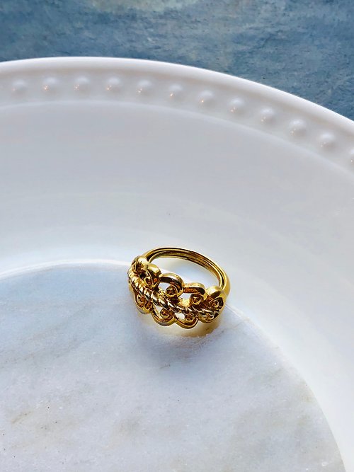 BOITE LAQUE Vintage Rare Statement Gold Ring