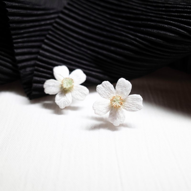 White purslane handmade embroidered earrings - ต่างหู - งานปัก ขาว