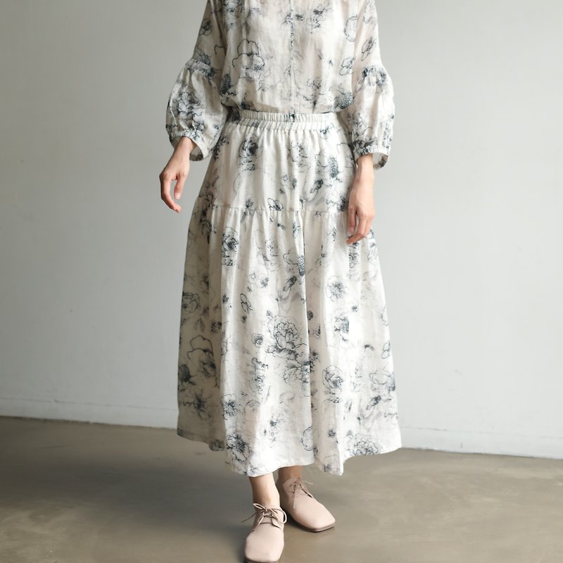 A soft, flowing gathered skirt with a rose pattern. Linen long skirt with lining. 230610-1 - กระโปรง - ผ้าฝ้าย/ผ้าลินิน ขาว