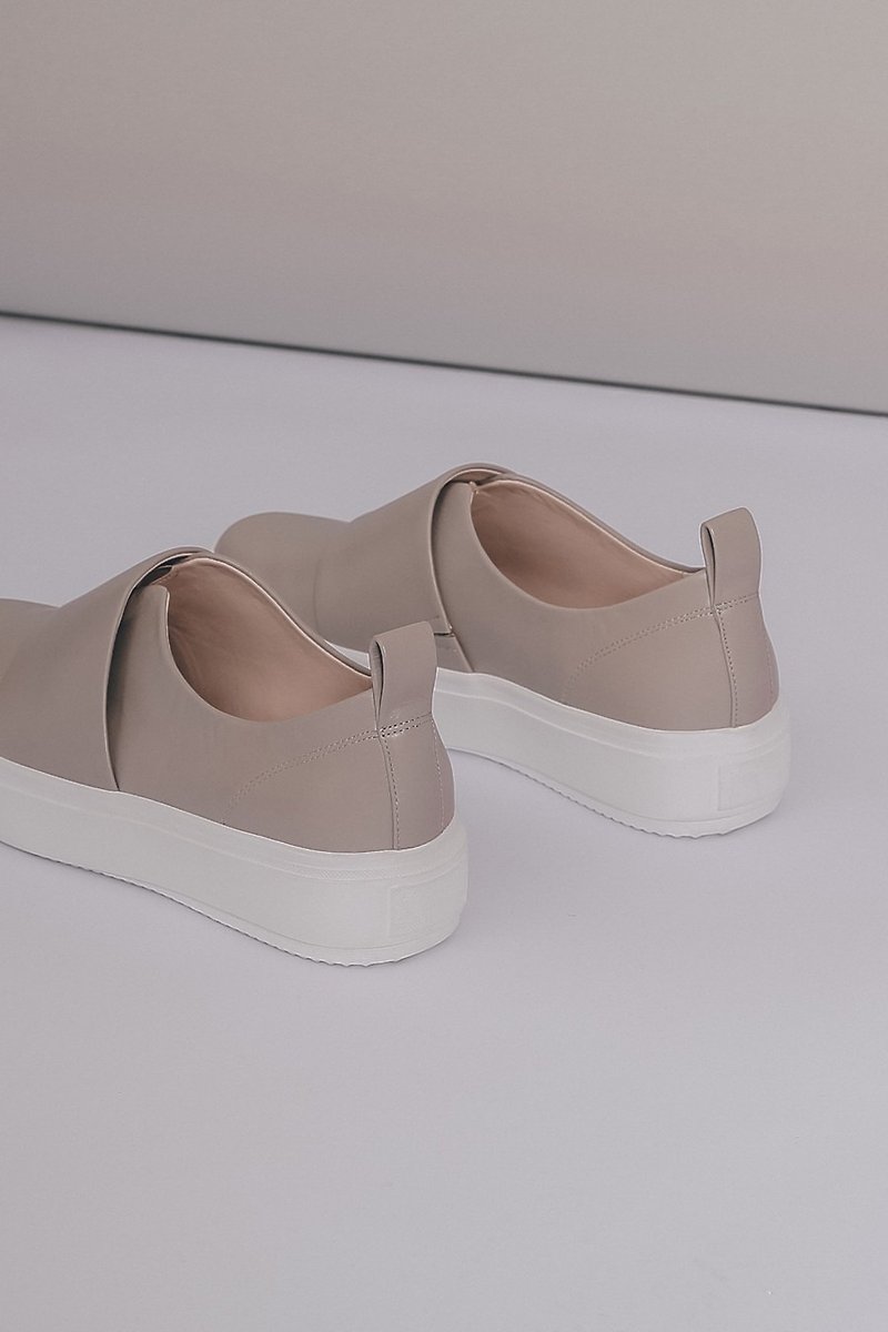 Minimalist thick horizontal soft leather casual shoes gray brown - รองเท้าลำลองผู้หญิง - หนังแท้ สีกากี