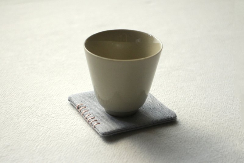 迷你刺繡杯墊 / 藍灰 - 杯墊 - 棉．麻 灰色