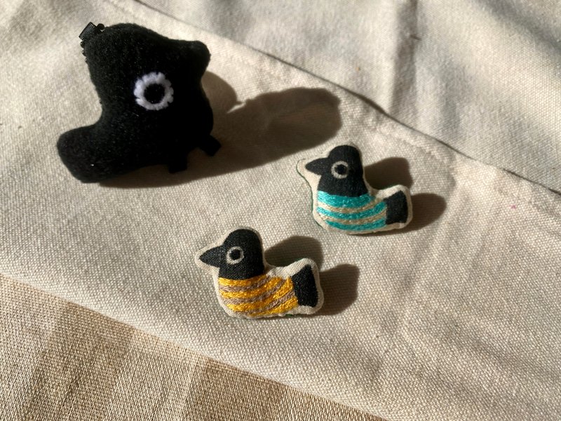 The Aar House 鴉鴉社員 刺繡布胸針 - 胸針 - 棉．麻 黑色