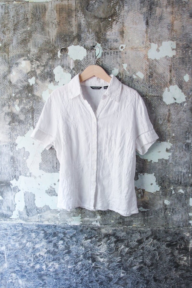 袅袅 department store-Vintage white line embroidery flowers short-sleeved shirt retro - Women's Shirts - Cotton & Hemp 