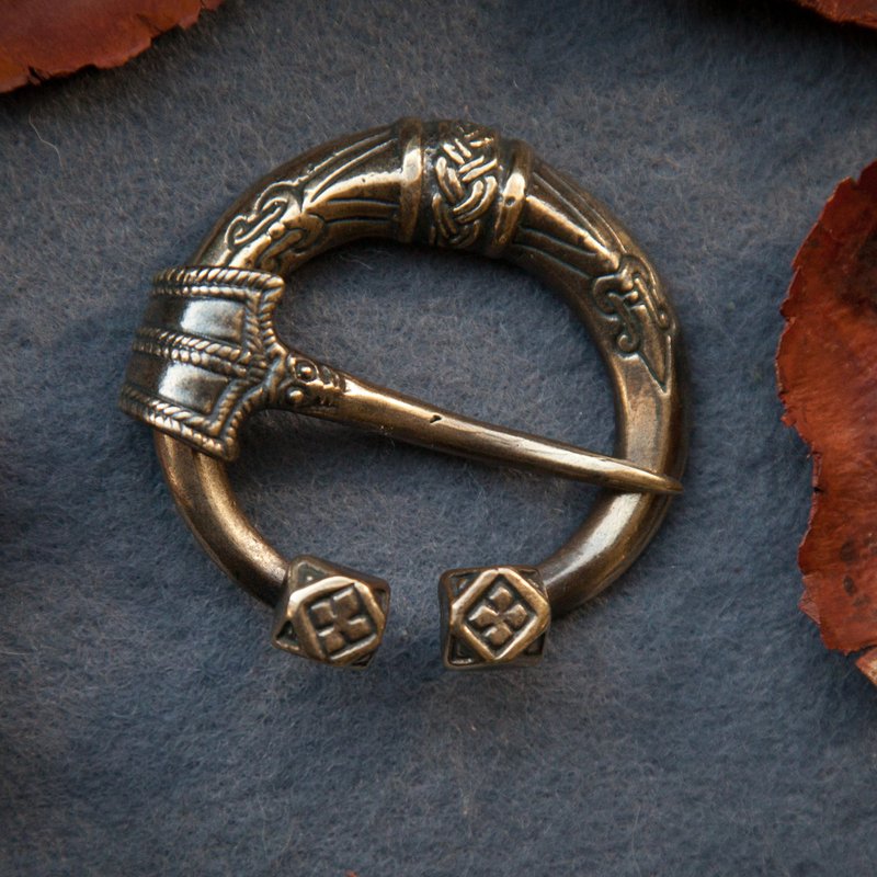 Brooch with ornament. Handmade jewelry. Pagan art. Fibula. Viking Norse replica. - 胸針 - 其他金屬 橘色