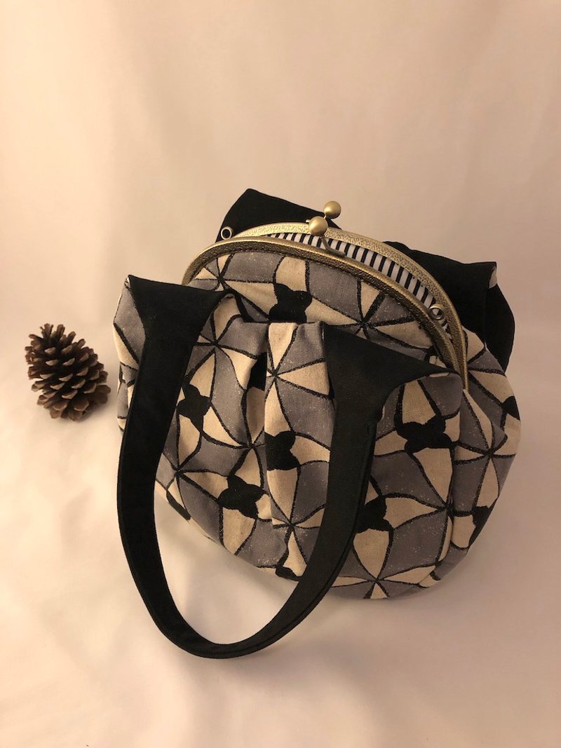 French simple checkered diamond temperament gray three-layered shoulder gold bag - Messenger Bags & Sling Bags - Cotton & Hemp Gray