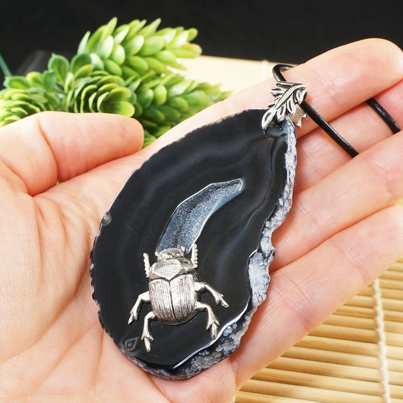 Scarab Bug Necklace Black Agate Slice Slab Pendant Necklace Unique Jewelry Gift - 項鍊 - 半寶石 黑色