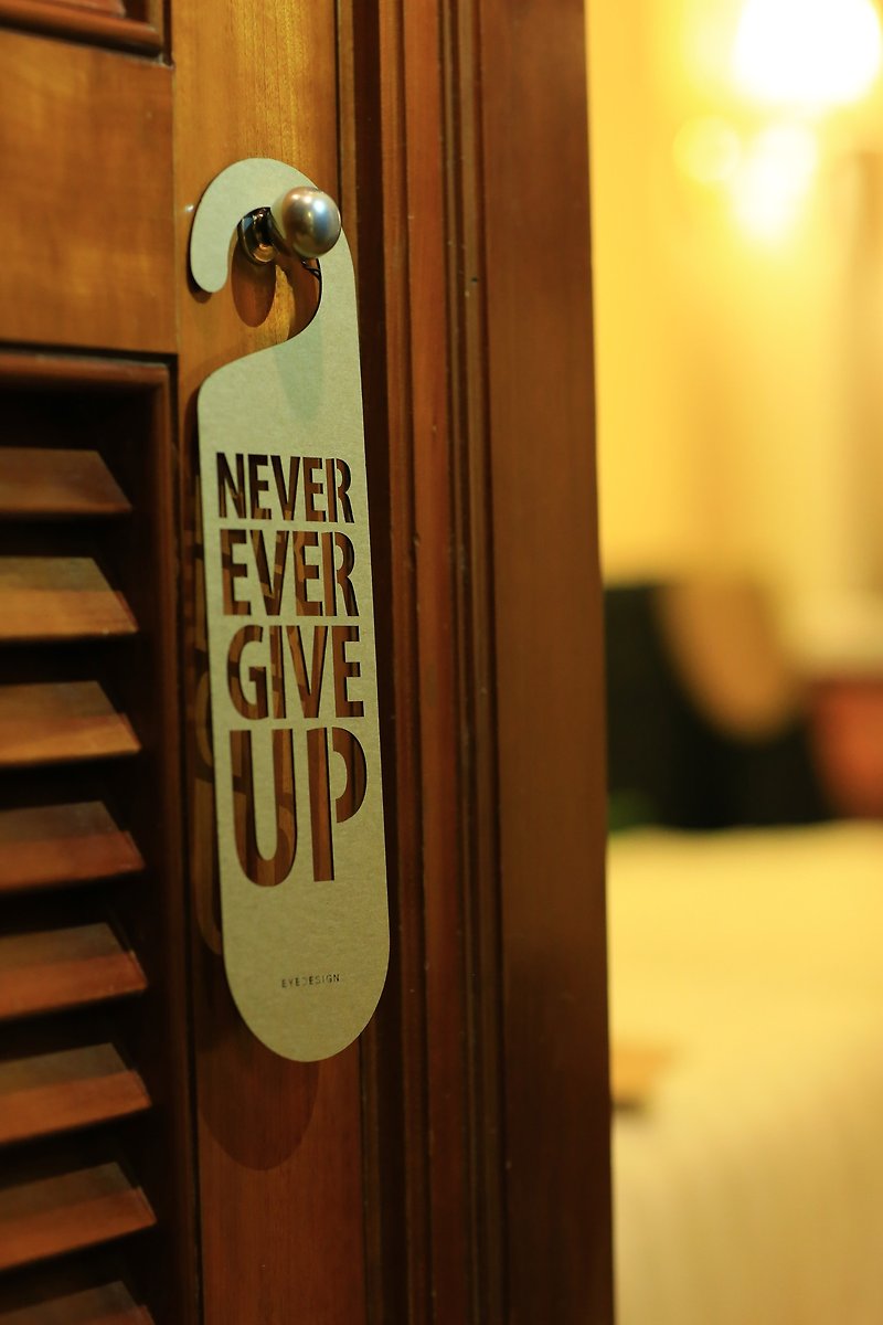 [EyeDesign sees the design] One sentence door hanger "NEVER EVER GIVE UP" D12 - Items for Display - Wood Khaki