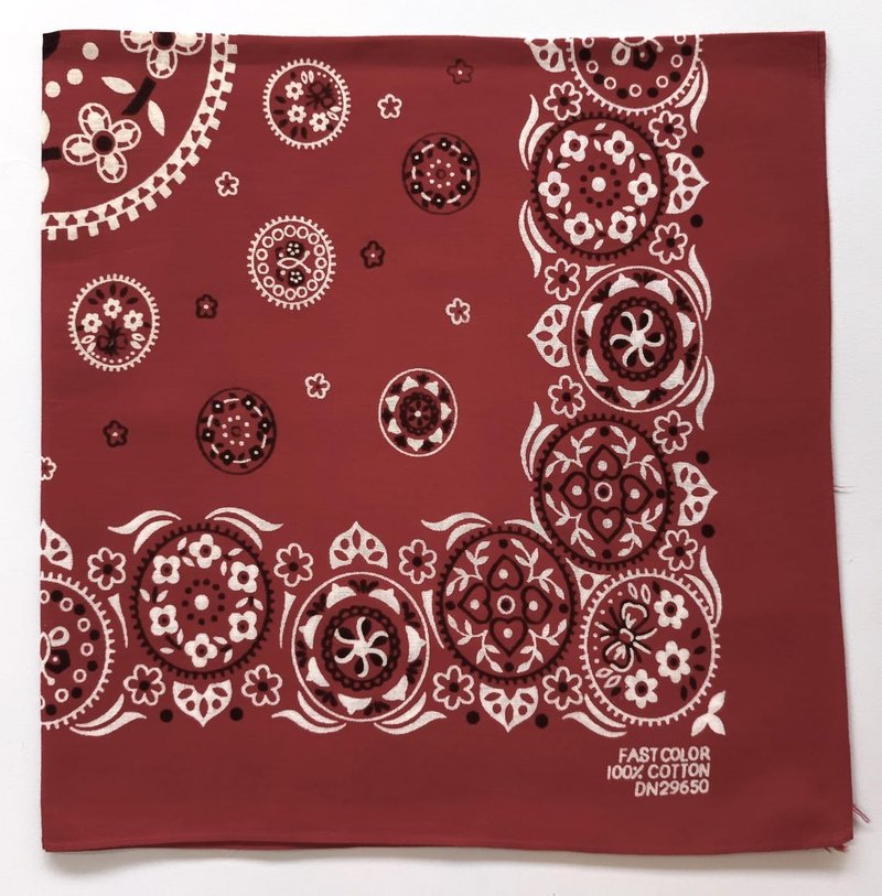 Vintage Selvedge Red Floral Circle Bandana, 20.5 x 21 inches, One Selvage Side - 絲巾 - 棉．麻 紅色