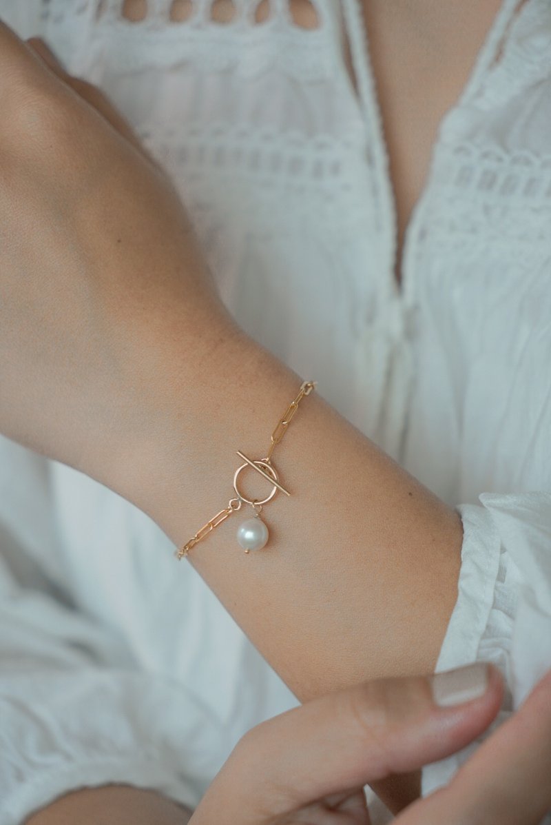 CLIO Teardrop Pearl OT Clasp Bracelet, Paper Clip Chain - สร้อยข้อมือ - ไข่มุก ขาว