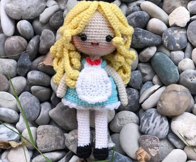 【品切れ・受注生産】不思議の国のアリスの置物　ハンドメイド 手編み プリンセスアリス人形、不思議の国のアリス、かぎ針編みの人形