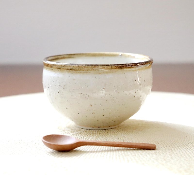 A round bowl made of white granite clay - ถ้วยชาม - ดินเผา สีกากี
