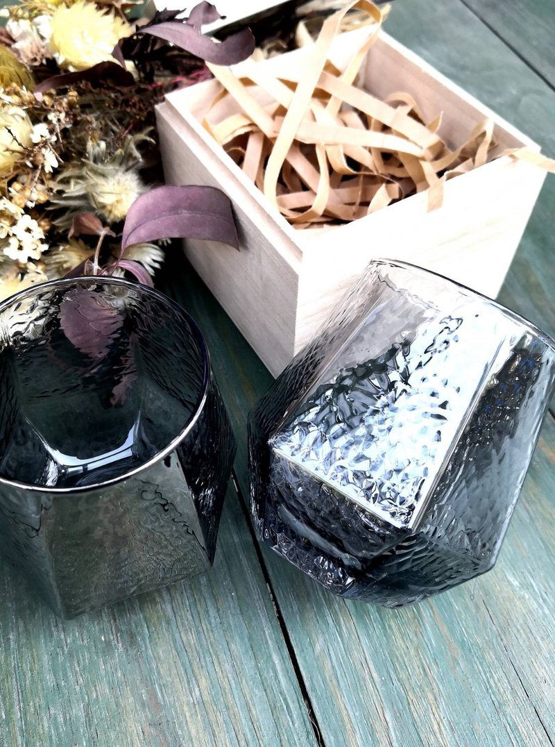 新款錘紋面(銀灰款)酒杯 客製刻字杯 附木盒 紀念禮物/工商禮品 - 酒杯/酒器 - 玻璃 灰色