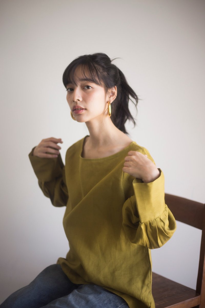 Linen bateau neck blouse in Olive Green - 女裝 上衣 - 棉．麻 
