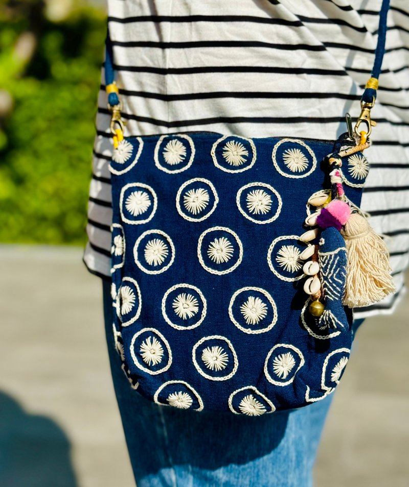 Handmade sashimi embroidered indigo dyed pure cotton classic Indigo dyed side backpack crossbody bag shoulder bag - กระเป๋าแมสเซนเจอร์ - ผ้าฝ้าย/ผ้าลินิน สีน้ำเงิน