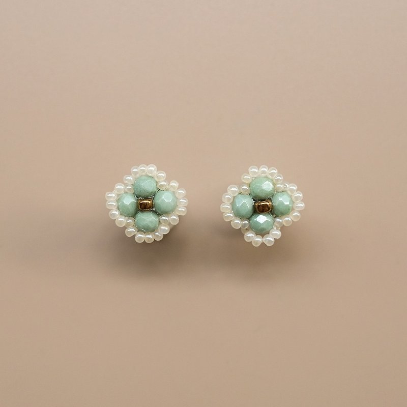 Pearl and Sage Green Flower Earrings - ต่างหู - แก้ว สีเขียว
