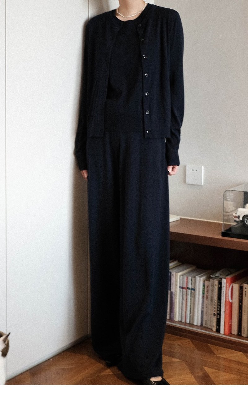 Classic basic style fine wool round neck simple knitted cardigan - เสื้อผู้หญิง - ขนแกะ 