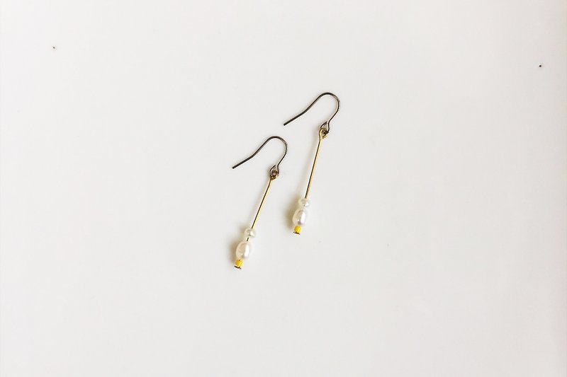 YELLOW 珍珠黃銅造型耳環 - 耳環/耳夾 - 寶石 黃色