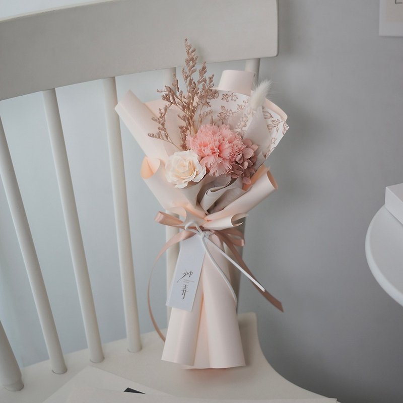 【艸踸Garden Lane Floral】Mother's Day Everlasting Carnation Bouquet - Temperament Pink (S) - ช่อดอกไม้แห้ง - พืช/ดอกไม้ 