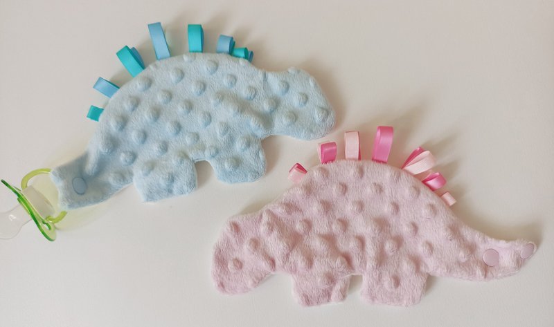 【Ships within 5 days】Dinosaur Ribbon Pacifier Clip Comfort Blanket Bean Fleece Fabric Crinkle Toy - ผ้ากันเปื้อน - ผ้าฝ้าย/ผ้าลินิน หลากหลายสี