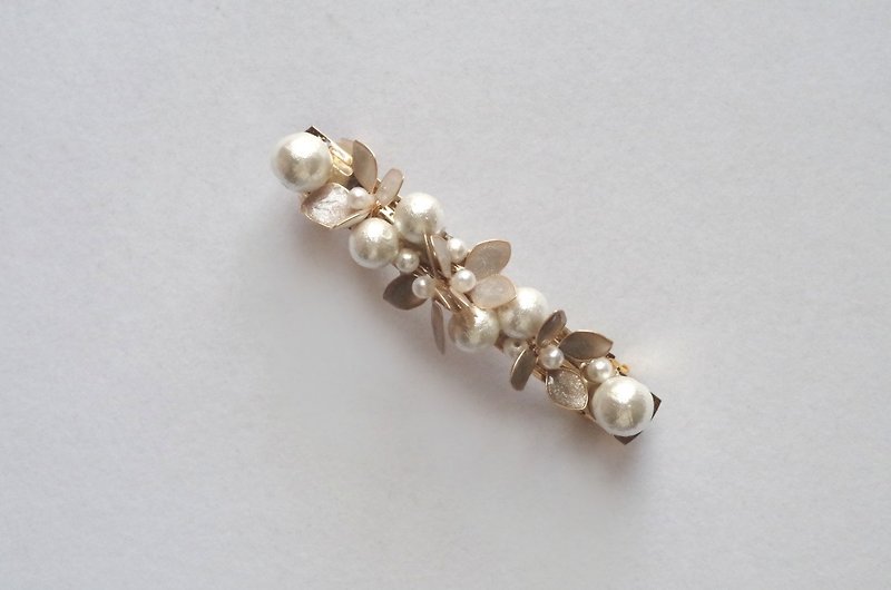 Manicure flower hydrangea and cotton pearl barrette pearl gray - เครื่องประดับผม - วัสดุอื่นๆ สีเทา