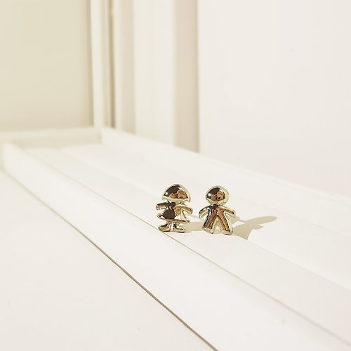 Queen Jocelyn 賈思琳 輕珠寶 【禮物】一二三木頭人 青銅色耳環|輕珠寶|青銅|貼耳|娃娃