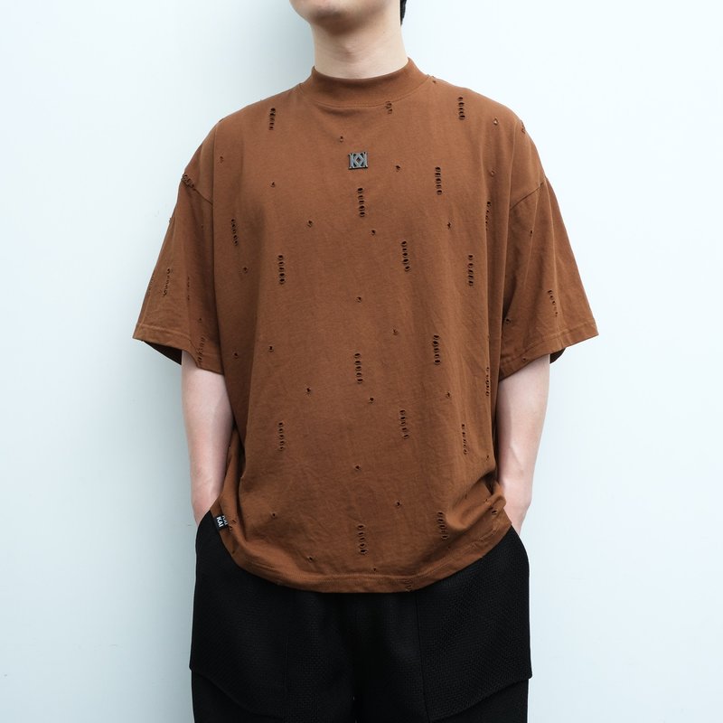 KAIKAI - AEON - 金屬標破洞落肩Tee - 男 T 恤 - 棉．麻 咖啡色