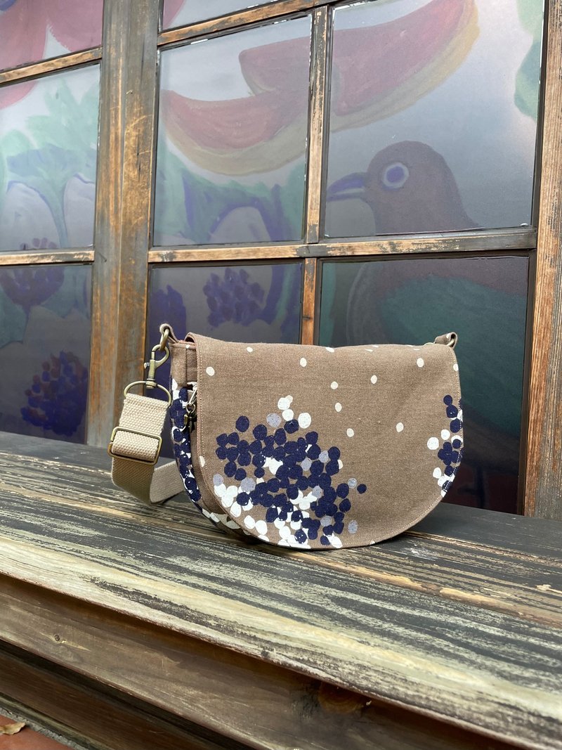 Gujia saddle bag. Adjustable straps. Zippered slip pocket. Japanese design cloth - กระเป๋าแมสเซนเจอร์ - ผ้าฝ้าย/ผ้าลินิน สีนำ้ตาล