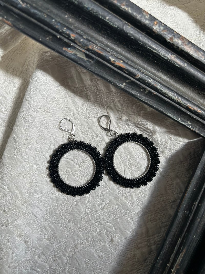 Large beaded hoop earrings - ต่างหู - วัสดุอื่นๆ สีดำ