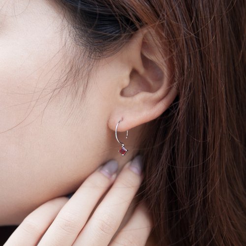 Isha Jewelry 純銀輕珠寶 石榴石純銀耳勾 | 春夏必備。方型天然石。氣質清新