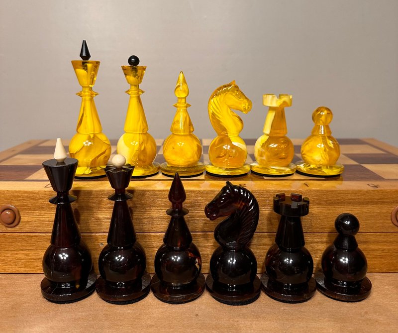 Amber (ambroid) chess, vintage USSR 1970ies - บอร์ดเกม - พลาสติก สีเหลือง