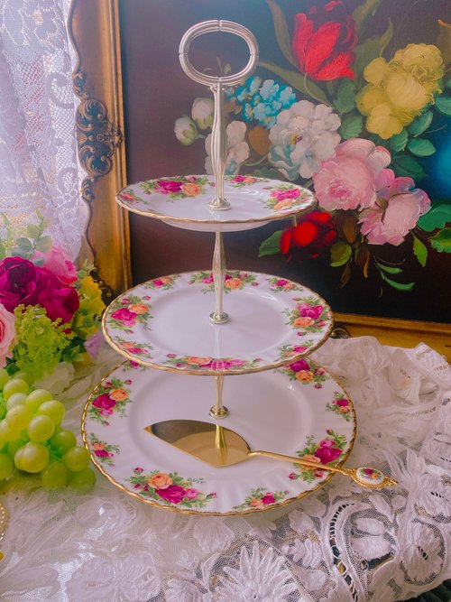 ロイヤルアルバート　オールドカントリーローズ　アフタヌーンティースタンド3段付 Amazon.com | Royal Albert Old Country Roses Cake Stand Three