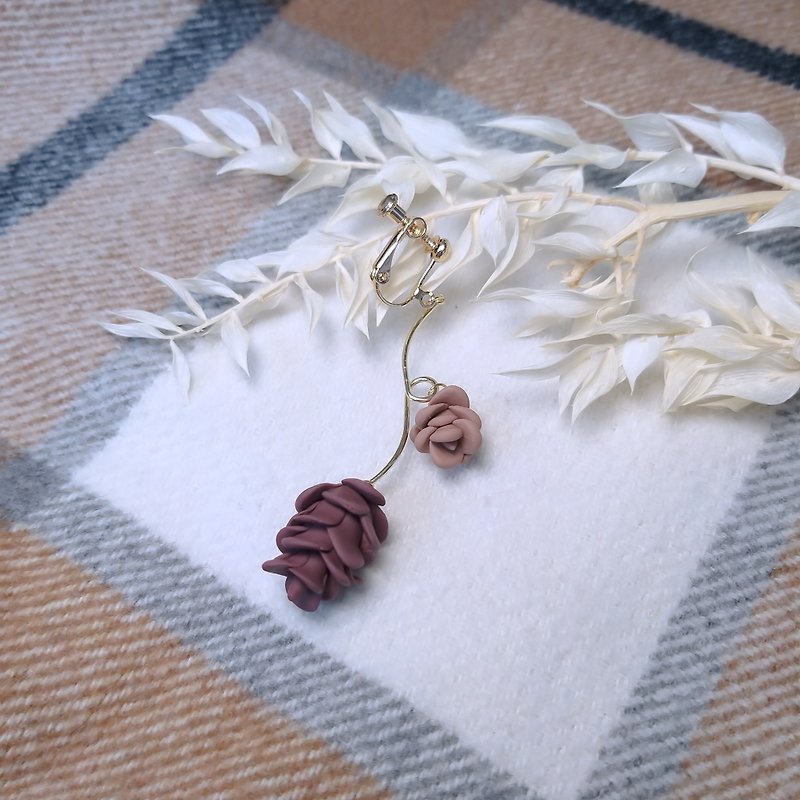 【Pine Cone Day】C Style Dangle Earrings Pine Cone Day - Earrings & Clip-ons - Clay Brown