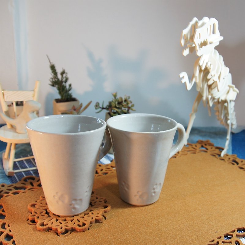 Milky white cat paw prints, cups, coffee cups, cups, cups - capacity about 240ml - แก้วมัค/แก้วกาแฟ - ดินเผา ขาว