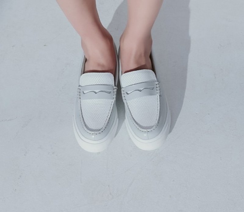 Thick bottom, minimalist color matching, comfortable soft leather, Lok Fu casual shoes, gray - รองเท้าลำลองผู้หญิง - หนังแท้ สีเทา
