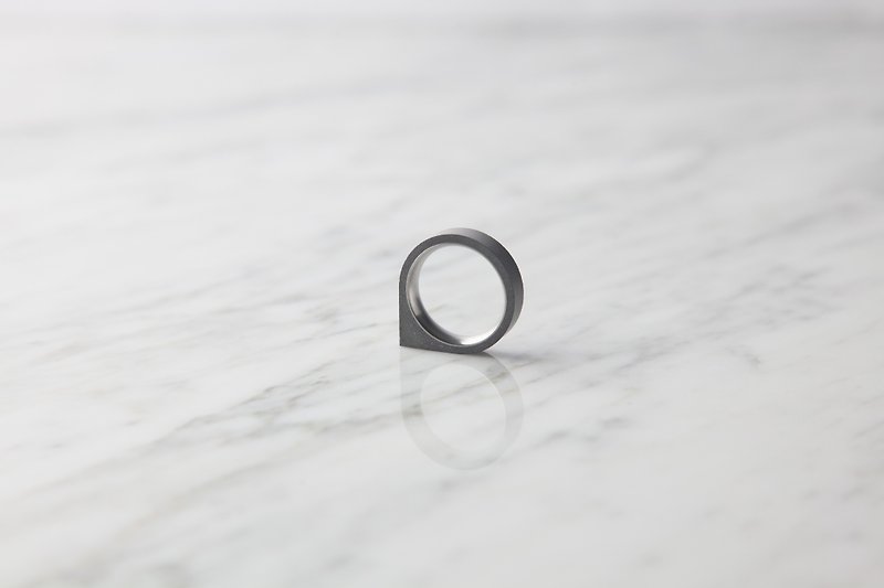 Corner Ring THIN (Original) - แหวนทั่วไป - ปูน สีเทา