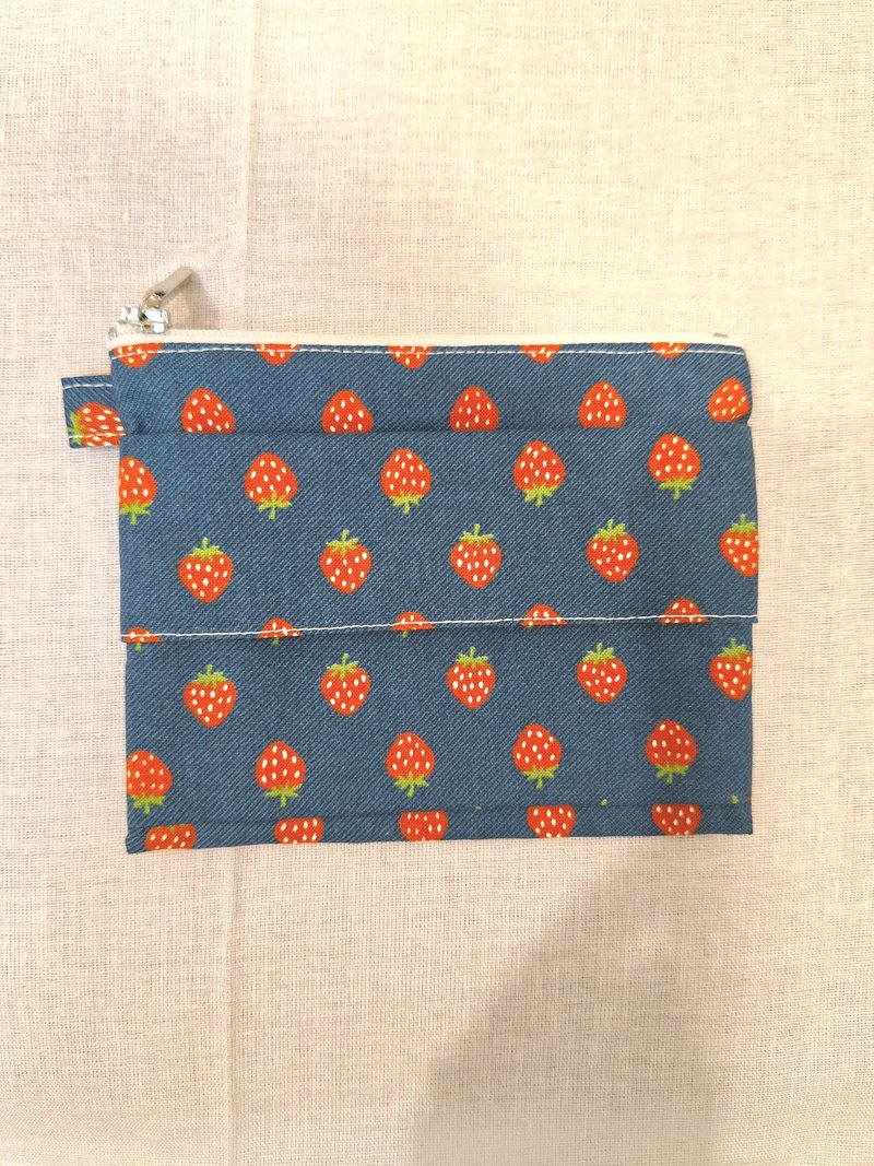 Cosmetic bag--cute strawberry 14 cm wide and 12 cm high - กระเป๋าเครื่องสำอาง - ผ้าฝ้าย/ผ้าลินิน สีน้ำเงิน